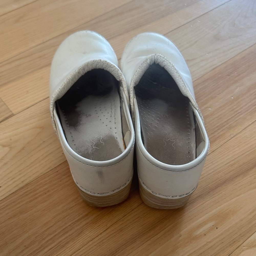 White Leather Dansko Clogs | Clean Classic Aesthetic | Size 37 - Picture 5 of 11